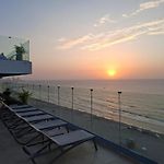 Morros Luxury Beachfront Infinity Pool